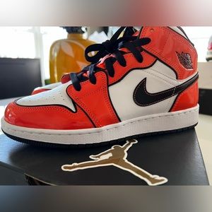 Like New Condition- Orange turf and black AJ 1. 7Y/8.5W